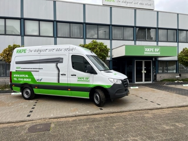 Onze montage bus voor ons het bedrijfspand van VAPE